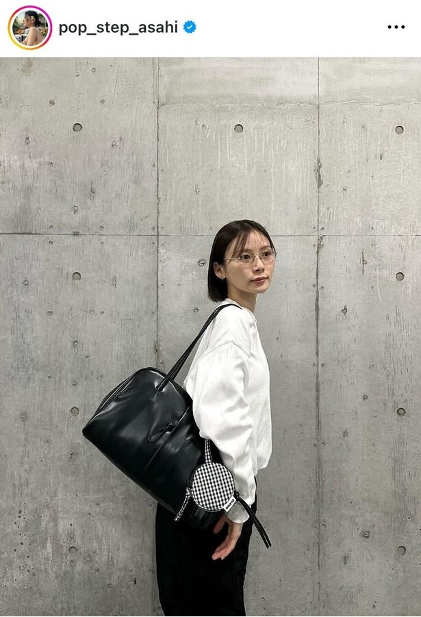  【写真】「“シャキーン”としたモノトーンコーデ」…朝日奈央、スウェット×黒パンツの「私服」姿