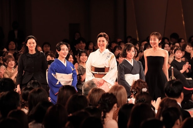 優秀助演女優賞のレッドカーペット