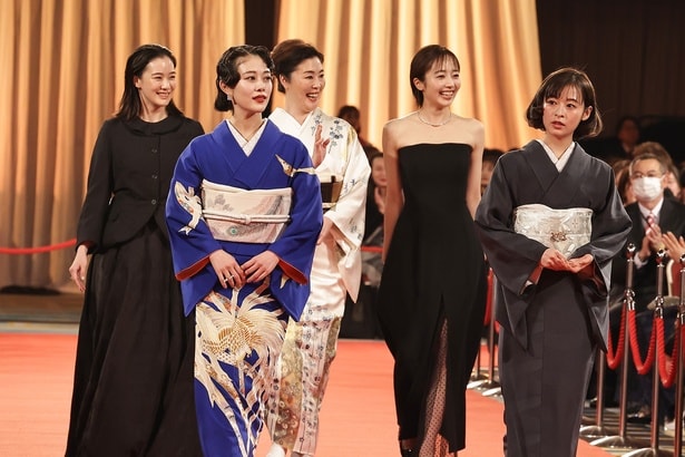 優秀助演女優賞のレッドカーペット