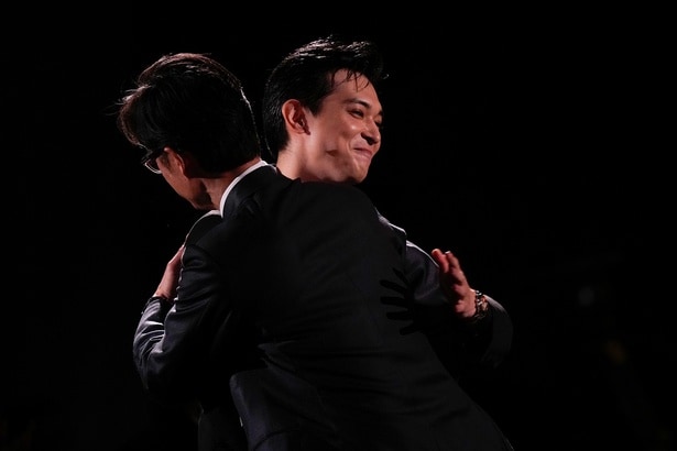 最優秀主演男優賞発表で名前を呼ばれた吉沢亮が李相日監督とハグ