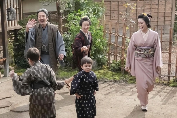 東京で楽しく暮らすトキ(高石あかり)ら家族たち