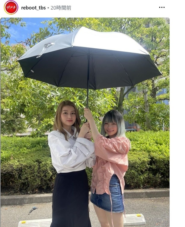 【写真】上野鈴華“マチ”とあかせあかり“リッカ“、日傘を手に仲良しツーショット