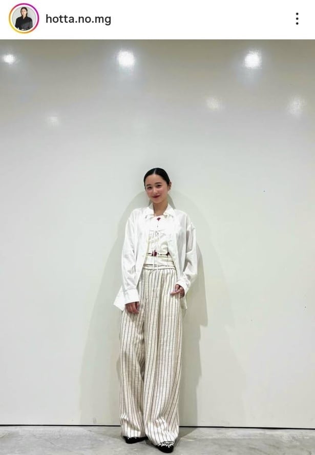 【写真】堀田真由、春らしいホワイトコーデ披露