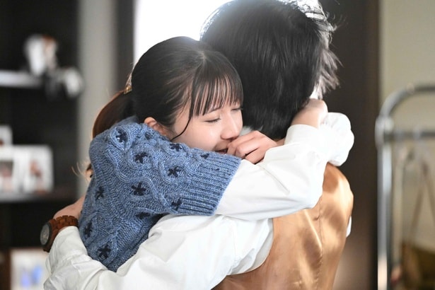 【写真】一葉(上白石萌歌)、司(生田斗真)に抱きつくシーン