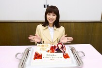 ＜未解決の女＞黒島結菜、誕生日を迎え意気込みを「最後の20代ということで楽しく過ごしていきます!!」撮影現場でのバースデーセレモニーの様子が到着
