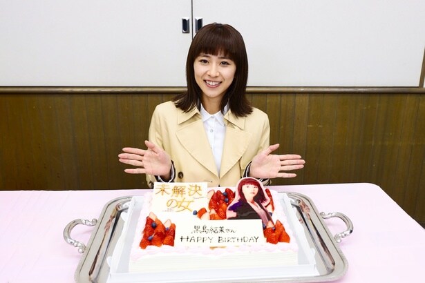 ＜未解決の女＞黒島結菜、誕生日を迎え意気込みを「最後の20代ということで楽しく過ごしていきます!!」撮影現場でのバースデーセレモニーの様子が到着