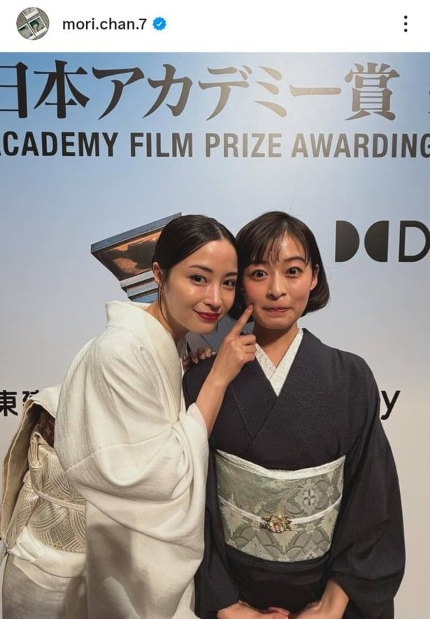 【写真】森七菜＆広瀬すずの着物姿の仲良しショット