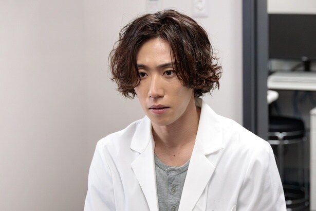 早乙女太一は中田(向井理)のと同期の脳神経外科医を演じる