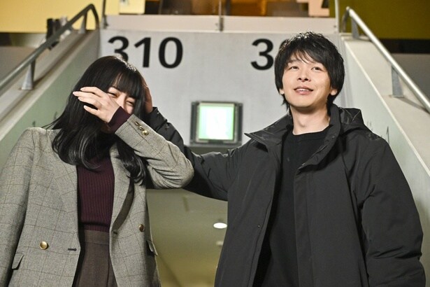 超満員の会場と吾妻(中村倫也)の復帰に泣きじゃくる水星(池田エライザ)の頭をなでる吾妻