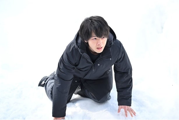 雪が積もる中、自殺したリクの祖父に土下座で詫びる吾妻(中村倫也)