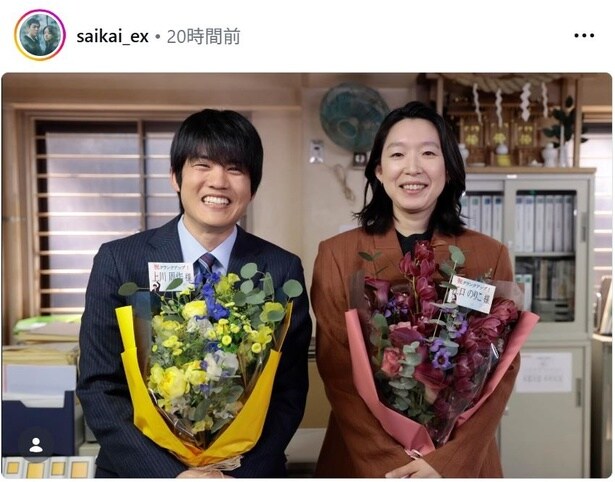 【写真】江口のりこ＆上川周作、花束抱えてとびきり笑顔のクランクアップ