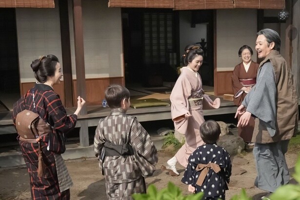 トキ(高石あかり)は子どもたちと広い庭でスキップをする