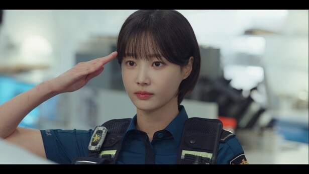 派出所勤務のチョウォン(ヨヌ)は、飼い犬のソフィが事件解決に一役買っていることを知らない…