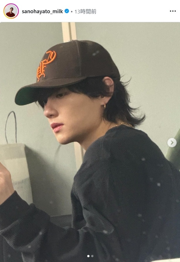 【写真】佐野勇斗、ブラウンのキャップを被り鏡越しに自撮り