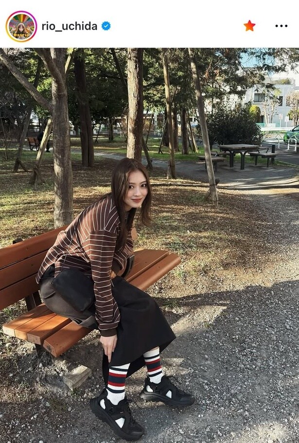 【写真】内田理央、ロングスカートにサンダルコーデで“笑顔”ショット