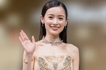 振り向き美人…泉里香、きれいめコーデで街中を歩く姿に「さっそうと街を歩く姿、カッコイイです」の声