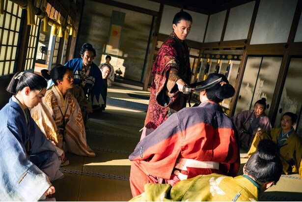 織田信長(小栗旬)が従者に斬りかかる…家臣同士の頭脳合戦が繰り広げられる