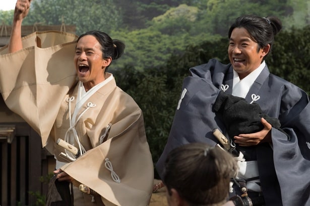 藤吉郎(池松壮亮)＆小一郎(仲野太賀)らは京の人々に銭をまく