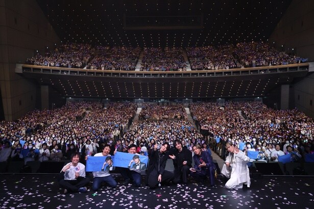 イベント後には観客をバックにCHEMISTRY、や団、三浦大知とともに写真撮影に臨んだ宮野真守