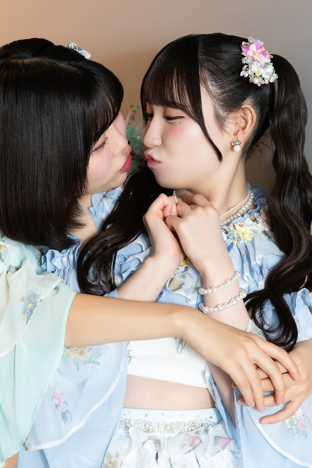 SKE48の荒野姫楓(写真左)と大村杏