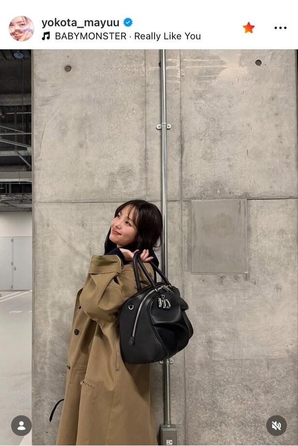 【写真】「無邪気な“斜め上スマイル”」…横田真悠、トレンチコートで“ラフ”なオフショット