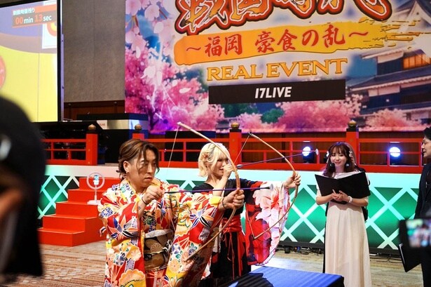 真剣に弓を射るライバーたち