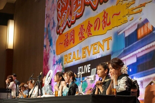 天下人への道でステージ上で配信をするライバーたち