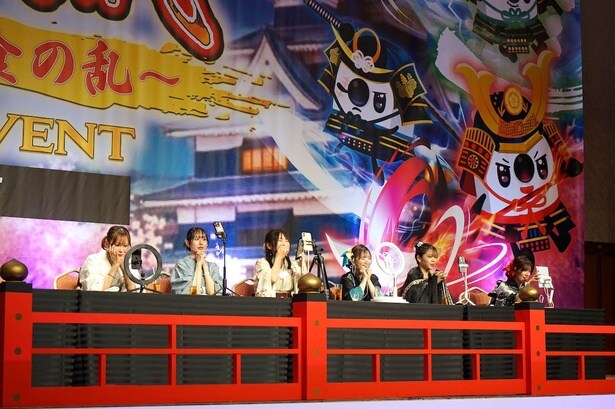 天下人への道でステージ上で配信をするライバーたち