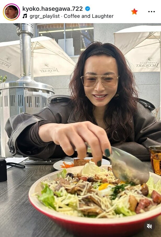 【写真】「珍しいオデコ出しが新鮮」…長谷川京子、レザージャケット×メガネの“大人カジュアル”姿