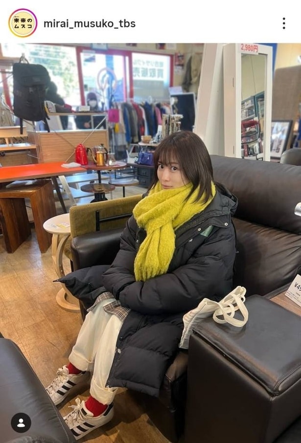【写真】ソファにちょこんと座る姿がかわいい志田未来