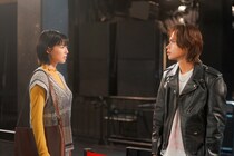 石井杏奈“ハル”はライブ会場で遭遇した中別府葵“慧子”に上田竜也“王子”との関係を聞く＜聖ラブサバイバーズ＞