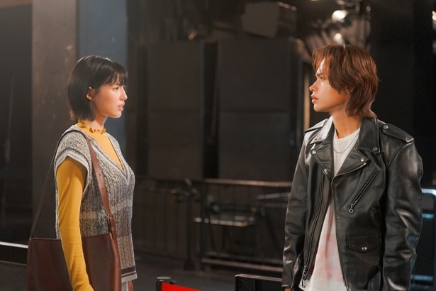石井杏奈“ハル”はライブ会場で遭遇した中別府葵“慧子”に上田竜也“王子”との関係を聞く＜聖ラブサバイバーズ＞