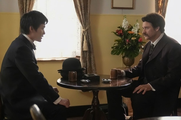 丈(杉田雷麟)と恩師・ヘブン(トミー・バストウ)が向き合うシーン