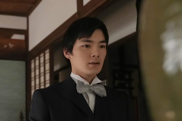 丈(杉田雷麟)が兄・友一(吉沢亮)を思わせるスーツに身を包む