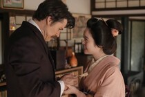 ＜明日のばけばけ＞トミー・バストウ“ヘブン”の執筆活動は難航…高石あかり“トキ”は“ヘブン”の成功を祈り人形を作る
