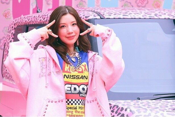 仲里依紗、ヒョウ柄×ピンクのスペシャルコラボラッピングカーを披露「銀座にあっていい派手さなのかとちょっとドキドキ」