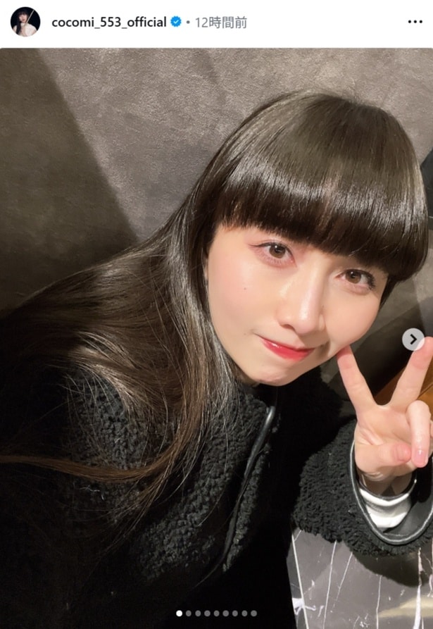 【写真】もこもこアウターでピースサインするかわいらしいショット