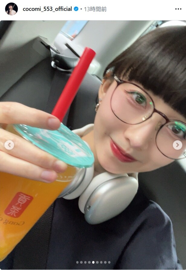 ドリンク片手に微笑むショット