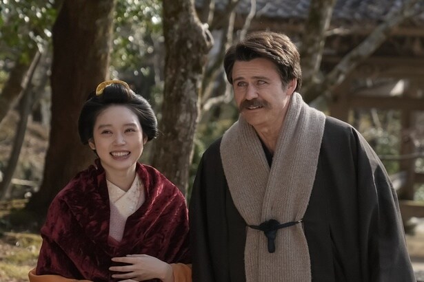 トキ(高石あかり)とヘブン(トミー・バストウ)が散歩へ出かける