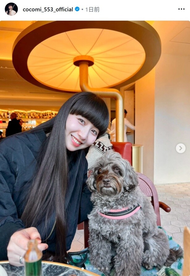【写真】Cocomi、カフェ内で愛犬との仲良しな微笑ましいツーショット