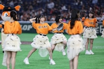≒JOYの天野香乃愛＆江角怜音が始球式でダブルノーバウンドピッチを披露、「じゃびっとそんぐ」もコラボパフォーマンス