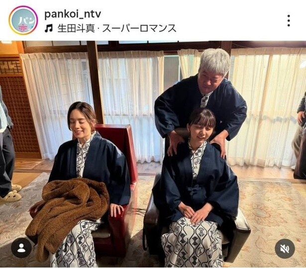 【写真】父親役の尾美としのりに肩のマッサージをしてもらう上白石萌宇歌