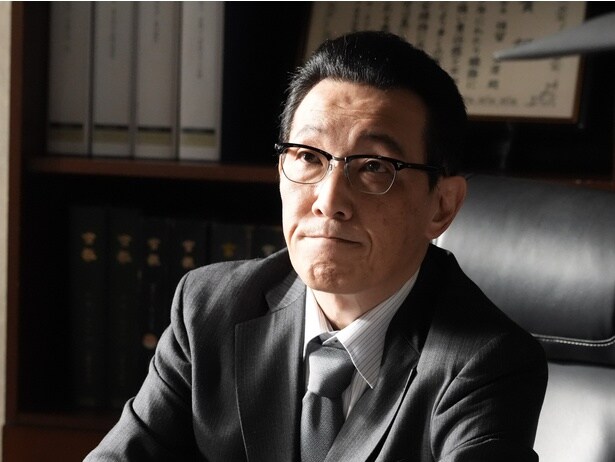 刑事部長・福留(阪田マサノブ)は談合事件の揉み消しに関与