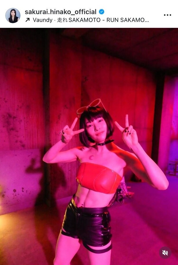 【写真】「アクション映えする“赤レザー”」…桜井日奈子、チューブトップ×ショートパンツ姿