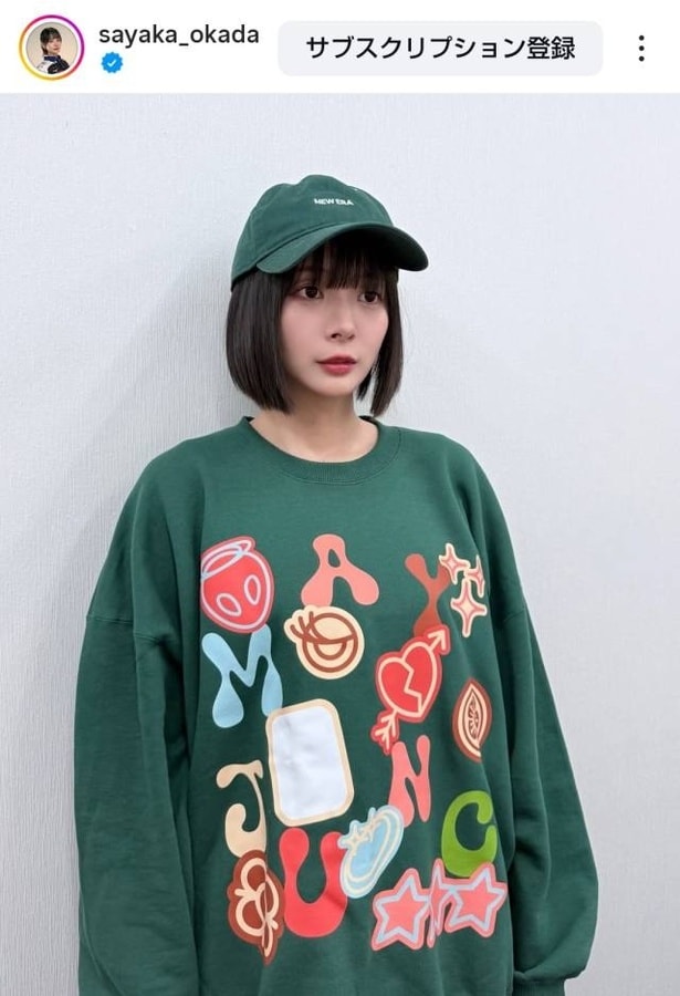 【写真】岡田紗佳、緑のキャップとスウェットのカジュアルコーデ