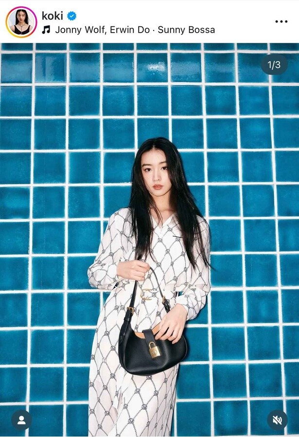 【写真】Koki,白いワンピース姿のガーリーなコーディネート
