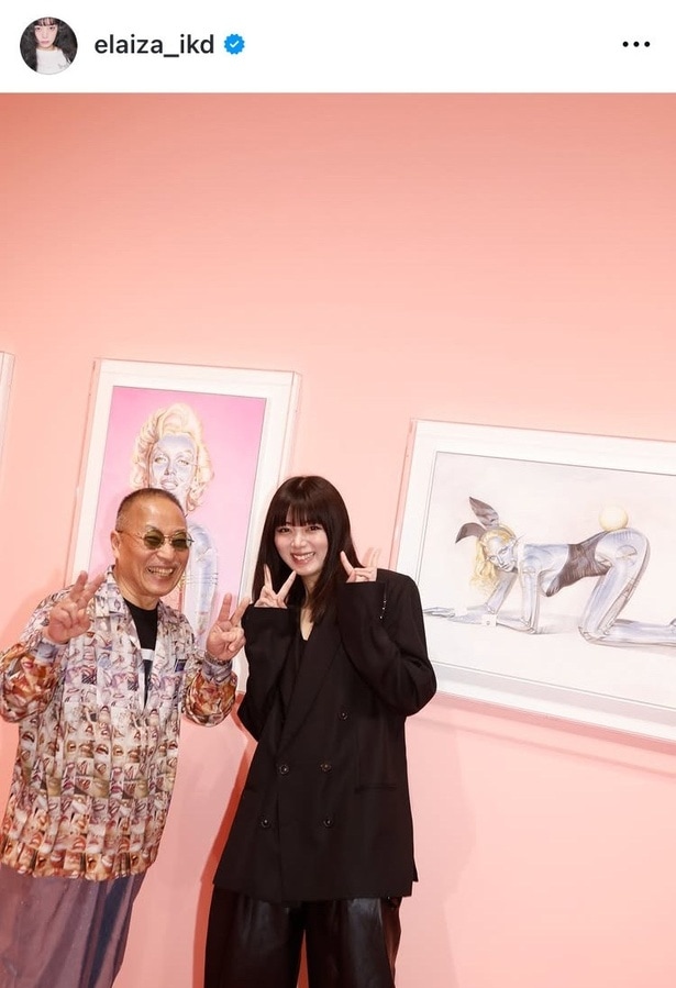 【写真】少し“照れた”ような表情…池田エライザ、笑顔の「ダブルピース」ショット