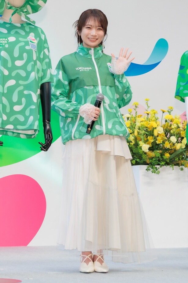 ボランティアスタッフが着用する資源循環型ユニフォーム姿で登場した秋元真夏
