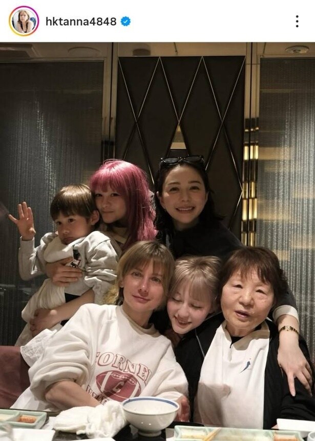 【写真】村重杏奈、ママや姉弟たちも大集合のファミリーショット