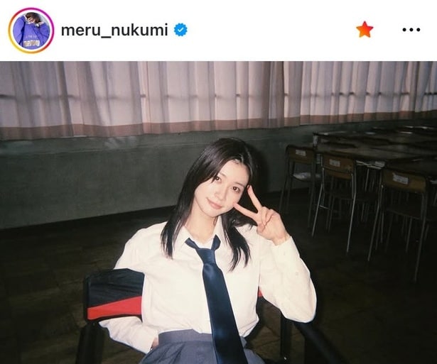 【写真】フィルム感の“制服”が愛おしい…生見愛瑠、教室で女子高校生制服ショット